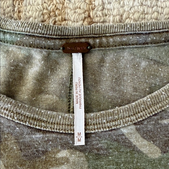 Free People Camoflauge Women's T-Shirt - Picture 2 of 3